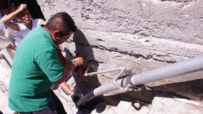 Las tomas clandestinas representan una de las principales fugas del vital líquido y de recursos financieros que no ingresan al sistema operador, debido a que el agua consumida no puede medirse ni facturarse, por ello, se instruyó al personal de recuperación de cartera vencida de la Dirección Comercial a redoblar acciones de supervisión en la ciudad