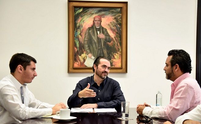 El encuentro se dio 48 horas después de los hechos violentos registrados en el centro de Cuernavaca, justo abajo de la oficina del gobernador Cuauhtémoc Blanco Bravo, que cobraron la vida de dos dirigentes de comerciantes y dejó heridos a dos personas más, entre éstas un periodista