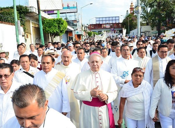 el obispo Ramón Casto afirmó que la violencia ha rebasado a las autoridades al tal graco que 18 ayuntamientos pagan derecho de piso al crimen organizado, con cuotas que oscilan entre los 100 mil y los 500 mil pesos mensuales