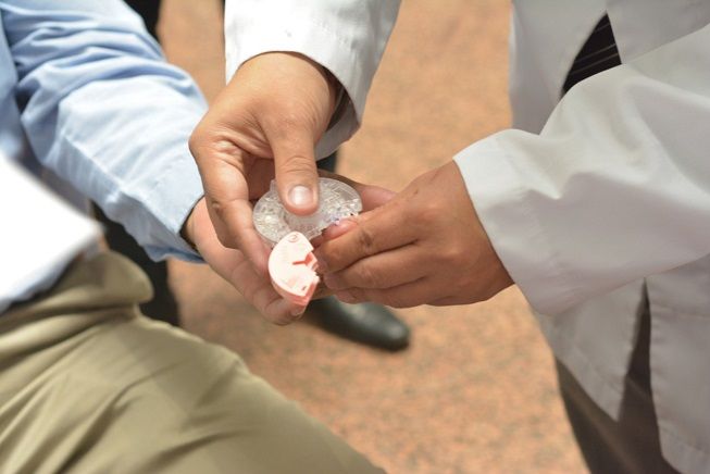 Tras establecer que cada año en el mundo se registran 1.3 millones de nuevos casos y mueren 360 mil personas por cáncer de próstata, el Director General destacó que el Instituto ofrece las pruebas de tamizaje de antígeno prostático en las Jornadas de Bienestar “El ISSSTE Contigo” que visitan las dependencias públicas en todo el país, donde trabajadores, derechohabientes y público en general pueden beneficiarse