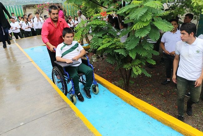 La obra tiene 12 metros lineales que conduce de la explanada central de dicha unidad académica hacia los salones, elaborada con materiales proporcionados por la comunidad académica; los primeros beneficiados serán Saúl y Antonio Rafael Rivera Cervantes, del sexto semestre de bachillerato