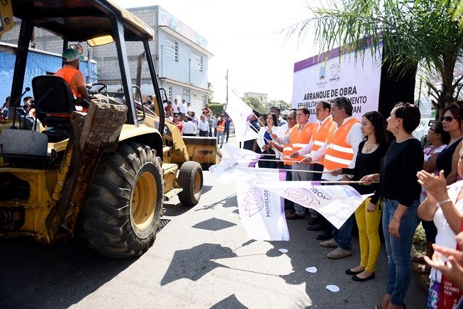 Acompañado por el secretario de Obras Públicas, Fidel Giménez Valdés, el presidente de Jiutepec, Rafael Reyes Reyes; y vecinos de la zona, el mandatario dio el banderazo de salida a la maquinaria que se empleará para los trabajos, los cuales buscan ofrecer un tránsito seguro a personas y vehículos que circulan diariamente por este punto
