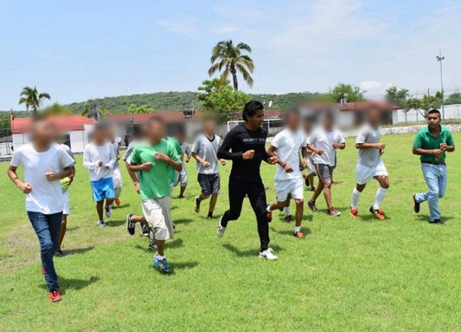 La activación física es una valiosa herramienta para su reinserción social, fomenta buenos hábitos de salud, ayuda a la empatía entre los compañeros, a fortalecer el trabajo en equipo, y eso va formando en ustedes habilidades de vida