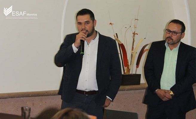 Carlos Alberto Santiago Pimentel, personaje, de quien no se conoce mucho en Morelos, debido, a que principalmente, el estado de Puebla es donde se ha desarrollado de manera académica y profesional. El Sr Santiago Pimentel es recomendado por la Comunidad Española y su curriculum, antes de llegar al Congreso, pasó por la del Jefe de la oficina de la Gubernatura, el español, José Manuel Sanz y es éste, el principal “padrino” y, por ello, ocupará un espacio en la terna