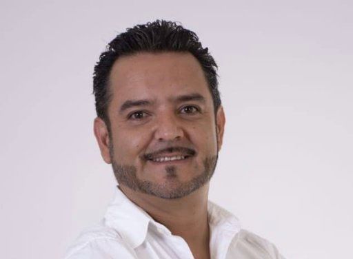 Algo similar sucede con la popularidad de quienes llegan al poder a través de elecciones democráticas y luego enseñan su verdadero contenido, sus verdaderas motivaciones, porque terminan cayendo de la gracia del pueblo que los eligió. Así es, tanto como llegaron con una mayoría de votos se van con una mayoría de abucheos. ¿Recuerdan el caso de Graco Luis Ramírez Garrido Abreu, o simplemente Graco, quien en su momento incluso llegó a creer que podría ser candidato a la presidencia de la República y hoy es muy difícil encontrar una voz pública en su favor