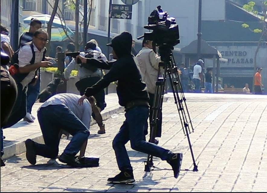 En audiencia, la Fiscalía Anticorrupción logró la vinculación a proceso de un perito de la Fiscalía General, acusado de los delitos de Ejercicio Ilícito del Servicio Público y Delitos Cometidos por Servidores Públicos; presentó los suficientes datos de prueba y el Juez de Control decidió vincular y dar prisión preventiva al imputado, en tanto, otorgó un plazo de dos meses para el cierre de la investigación