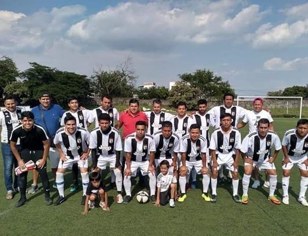 Luis Reinoso Salinas, presidente de este sector deportivo, y Lucio Lara Juárez, decano del foto-periodismo en Morelos, se encargaron de premiar a los dos equipos finalistas en este torno, cuyo objetivo fue rendir un merecido homenaje al carrera y profesionalismo de Don Lucio, quien por más de 50 años presentó en imágenes las principales noticias que se registraron en Morelos