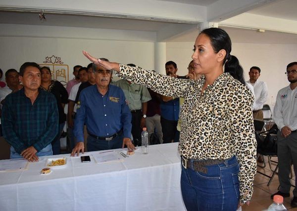 Instruyó a Itzel Sotelo desempeñar el cargo siempre apegada a la normatividad vigente, así como construir los puentes de comunicación necesarios con los sectores de la población del municipio y poner empeño en una función clave para la administración municipal