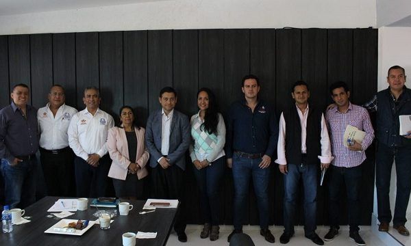 Tenemos que trabajar de manera conjunta y con objetivos muy claros, atención y solución a las demandas ciudadanas que es prioridad para el alcalde de Cuernavaca, Antonio Villalobos Adán”, expresó Fernando Blumenkron, al reconocer que cada una de las acciones que se han llevado a cabo en el organismo descentralizado del municipio, es generar un trato digno y cálido a la ciudadanía, resolviendo sus reportes de fugas de agua o falta de servicio, así como crear espacios que permitan el diálogo directo como ha ocurrido en los últimos días con Ayudantes Municipales, líderes de colonias, organizaciones y ciudadanía en general