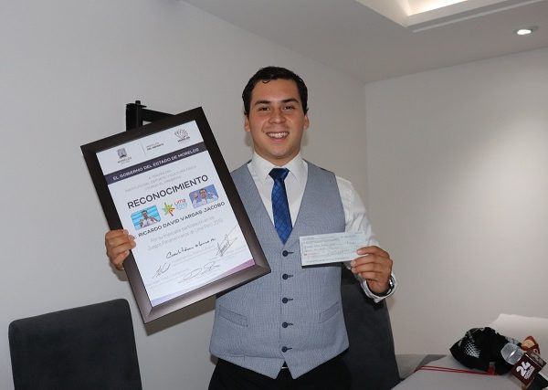 El director general del INDEM, Osiris Pasos Herrera, acompañado de los directores Administrativo, Germán Villa, y de Desarrollo del Deporte, Isaac Terrazas, estuvieron con el medallista panamericano Ricardo Vargas y familia, para aplaudir su gran esfuerzo que dio Lima dentro de la disciplina de natación