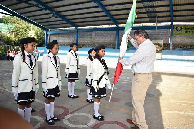 Al encabezar al ceremonia de inicio de clases en la Escuela Primaria Miguel Hidalgo, el alcalde indicó que el Ayuntamiento de Jiutepec generó condiciones de ahorro en el gasto corriente a fin de que esos recursos económicos fueran destinados a acciones de beneficio social, como los paquetes de útiles escolares y luminarias en 67 colonias del municipio