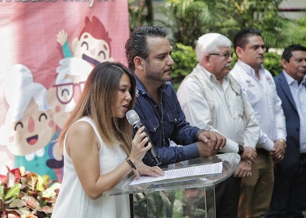En compañía del alcalde Antonio Villalobos Adán y miembros del Cabildo, en las instalaciones del DIF Cuernavaca, Álvarez González, formalizó su compromiso de seguir trabajando por los "abuelitos"