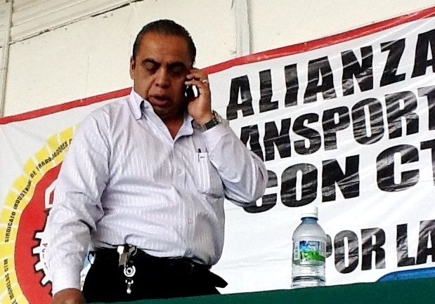 Asimismo, precisó que el Sindicato de Trabajadores de la Industria de la Construcción y Acarreos de la República Mexicana (SINCA) no agrupa a comerciantes de ningún giro, por lo que éstos no deben dejarse intimidar por vivales, que pretenden vivir a sus costillas. Puntualizó que “nosotros defendemos los derechos laborales de los trabajadores de la construcción y transporte de materiales”