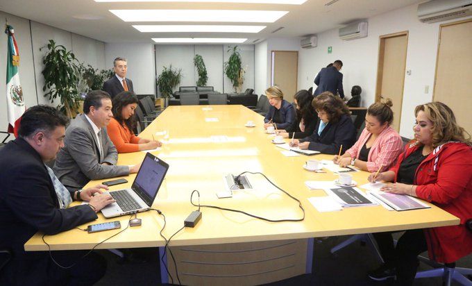 Asimismo, el entregaron un informe sobre lo que está pasando en Morelos en materia de seguridad y le expresaron sus puntos de vista sobre la situación que viven miles de familias morelenses, en busca de que el Gobierno Federal intervenga para garantizar la tranquilidad y paz de los morelenses