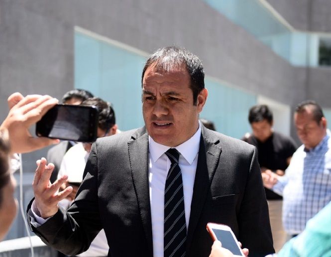 Reiteró que en su gobierno no se negocia con la delincuencia “como administraciones pasadas lo hicieron”, por lo que seguirán de frente las acciones para lograr que los morelenses vivan en un estado con paz social. “Yo no me echo para atrás, yo voy de frente (…), no evadimos esa responsabilidad; tanto el almirante (José Antonio Ortiz Guarneros, comisionado estatal de Seguridad) como yo y vamos a seguir trabajando para darle paz a la ciudadanía”