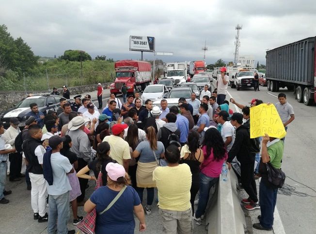 Esta acción unilateral provocó caos vial y afectaciones a miles de personas que por horas intentaron salir o ingresar a Cuernavaca, así como algunos accidentes en el Paso Exprés, en donde poco faltó para que se diera un enfrentamiento entre conductores y manifestantes