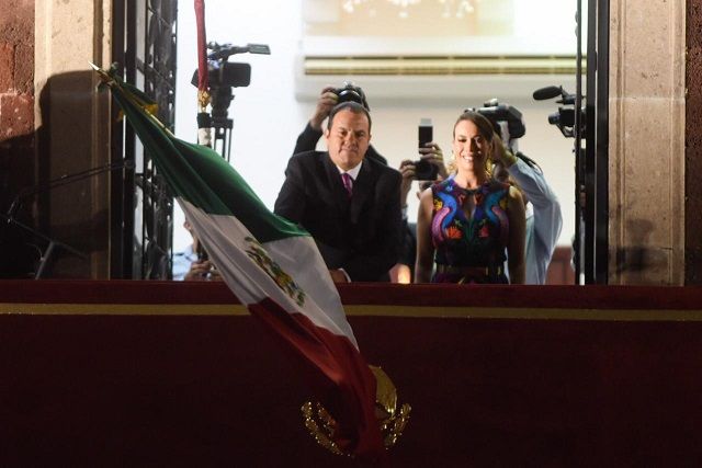 Acompañado de su esposa y presidenta del Sistema DIF estatal, Natália Rezende Moreira, Cuauhtémoc Blanco salió a las 22:55 horas al balcón del Palacio de Gobierno