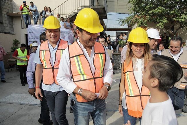 El alcalde expresó que la obra consta de la construcción de una techumbre metálica tipo INIFED sobre la cancha de usos múltiples de dicha institución y se ejecuta con recursos del Fondo de Aportaciones para la Infraestructura Social (FAIS), Ramo 33 Fondo III