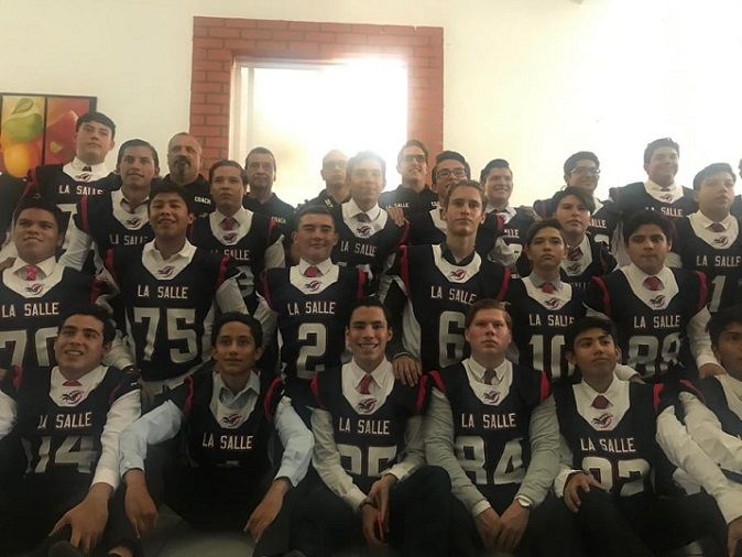 El día de ayer, previo a su arranque de campaña, los jugadores de esta institución estudiantil recibieron de manos de familiares, amigos y coaches su respectivo jersey de competencia de esta edición del 2019 en la que los morelenses buscarán hacer un buen papel en la Conferencia Verde y por la que han trabajado bastante fuerte durante toda la pretemporada a fin de afinar todos sus equipos para este arranque que promete muchas emociones