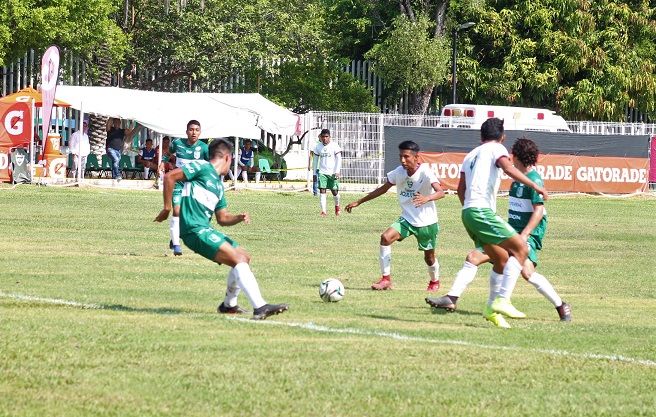 En los primeros 45 minutos de juego la lucha fue bastante peleada en el medio terreno, donde los anfitriones buscaron abrir el ostión desde los primeros minutos de juego, sin embargo, se trabaron las acciones porque los visitantes apretaron desde la salida para que los locales no tuvieran el balón a modo para llegar a la cabaña y buscar los goles