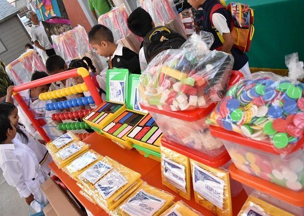 En el jardín de niños “Miguel Ángel Bounarroti” de la unidad habitacional Campestre, el presidente municipal de Jiutepec compartió con estudiantes, padres de familia, docentes y directivos escolares de la zona 29 una de las prioridades del Gobierno con Rostro Humano que encabeza es la educación, entendida como una actividad indispensable para el desarrollo comunitario