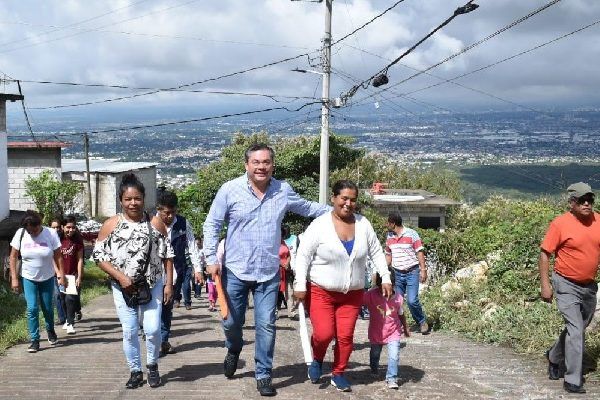 Rafael Reyes Reyes, presidente de Jiutepec, se reunió con vecinos de las colonias Jardín Juárez, Cerro de la Corona y Luis Donaldo Colosio para informarles aspectos técnicos, así como de inversión correspondientes a los trabajos de drenaje sanitario y pavimentación que se llevarán a cabo en las próximas semanas
