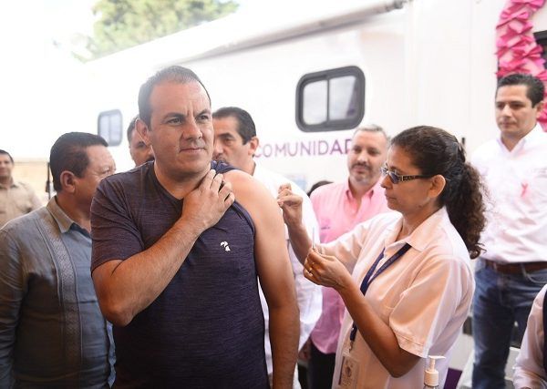 Al destacar la importancia de prevenir este padecimiento típico de la temporada invernal, el titular del ejecutivo y el secretario de Salud, Marco Antonio Cantú Cuevas, se aplicaron el biológico, el cual es seguro, eficaz, gratuito y se encuentra disponible en las unidades médicas