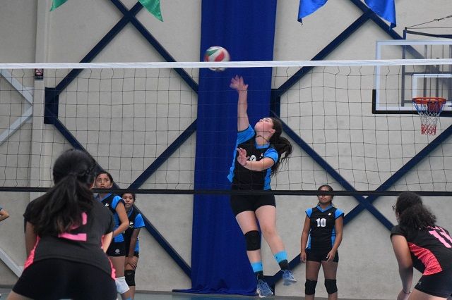 En la categoría preparatoria femenil la sexteta del CUAM, viniendo de atrás, se lleva la victoria sobre el conjunto del Revo, en el primer set las del CUAM fueron víctimas de sus propios errores en el servicio y cayeron 23-25, en el segundo periodo las cosas se igualaron y con el mismo marcador de 23-25 las del Revo fueron superadas obligándose a jugar un set extra; el CUAM fue más certero al ataque dándose cuenta de que sus rivales fallaban en sector defensivo, los números cerraron 15-6 a favor del CUAM, resultado que le permite llegar a tres triunfos y acercarse a los primeros sitios