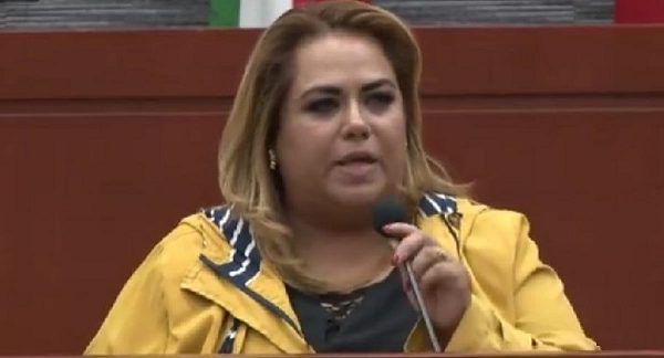 Durante la aprobación de la minuta enviada por la Cámara de Diputados del Congreso de la Unión, en materia de Revocación de Mandato y Consulta Popular, la legisladora petista consideró que esta nueva legislación abre la posibilidad de preguntarle a los ciudadanos si quieren que Cuauhtémoc Blanco siga o no al frente del Gobierno del Estado