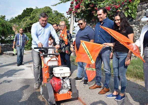 Durante un recorrido por el centro de población, el presidente de Jiutepec, Rafael Reyes Reyes, indicó a los vecinos que la construcción del drenaje sanitario beneficiará a 380 familias de las calles Morelos, Prolongación Ignacio Allende y Prolongación Lázaro Cárdenas y el Andador Los Gallos
