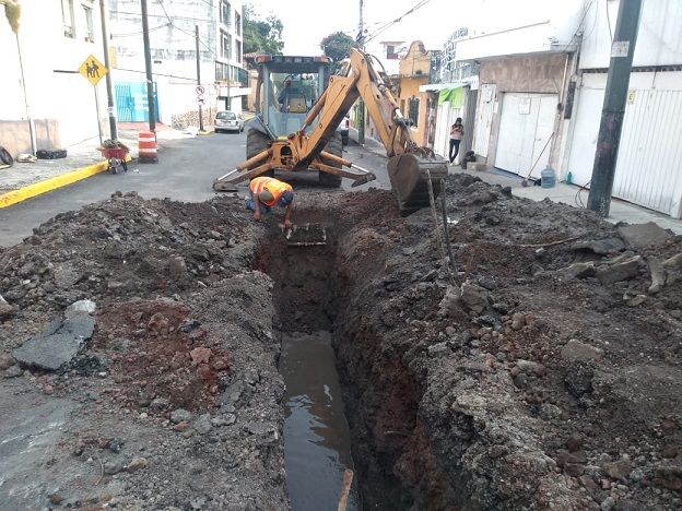 La Secretaría de Obras Públicas detectó el colapso de una línea de drenaje sanitario, que representa un peligro inminente a las personas que circulan por esta vialidad