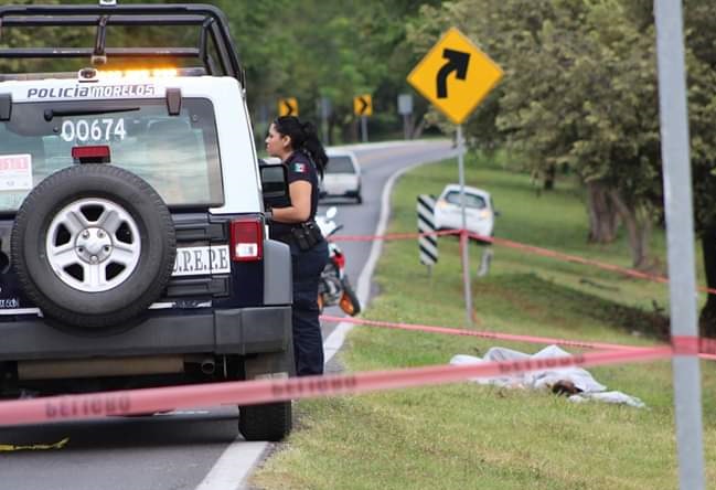 También hemos visto con atención cómo se han transformado las “narco-mantas”, mejorando en su redacción y ortografía; las impresiones son profesionales y hacen negocios establecidos; y son colocadas en lugares estratégicos para ser vistas por todos, sin que las cámaras de videovigilancia del C5 hayan captado a quienes las cuelgan, cuando menos la Comisión Estatal de Seguridad no ha revelado nada