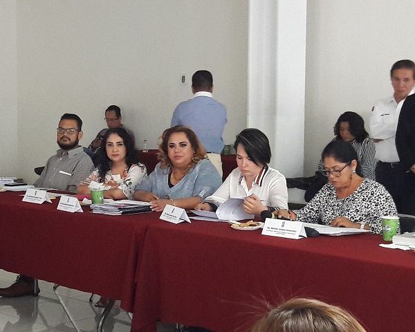 Las legisladoras e integrantes del Frente Progresista de Mujeres entregaron al secretario de Hacienda, Alejandro Villareal Gasca, dichas propuestas dentro de la reunión de trabajo para detallar el Paquete Económico para el ejercicio fiscal del año 2020, enviado por el Ejecutivo al Legislativo