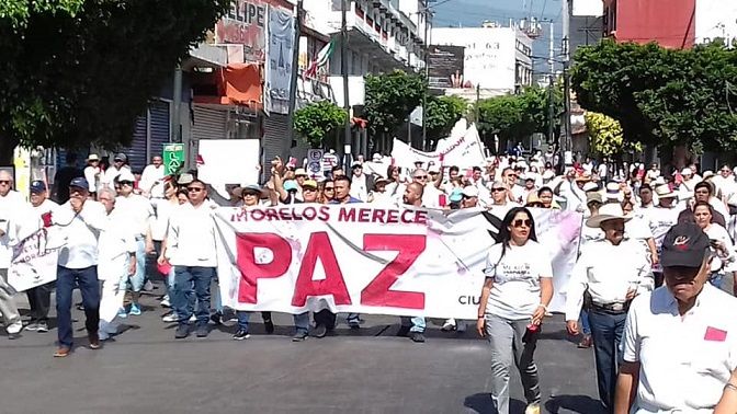 En tanto, el obispo Ramón Castro Castro, quien junto con otros actores políticos marchó en el anterior sexenio en varias ocasiones junto con Cuauhtémoc Blanco para exigir seguridad y justicia, afirmó que han quedado a deber los gobiernos federal y estatal, pero consideró que no es momento de exigir la renuncia de nadie