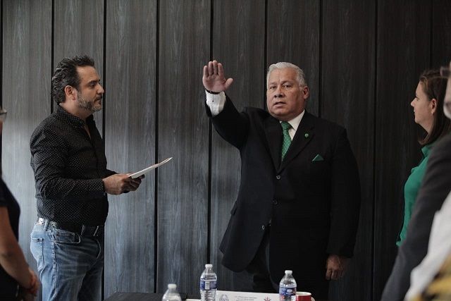 Tras realizarse la votación, el alcalde de Cuernavaca Antonio Villalobos Adán, tomó protesta a Mauricio Vega Chavaje, al mismo tiempo que lo instruyó a continuar con la labor que realiza el sistema, para otorgar a la ciudadanía un mejor servicio, priorizando en todo momento la atención de calidad y calidez