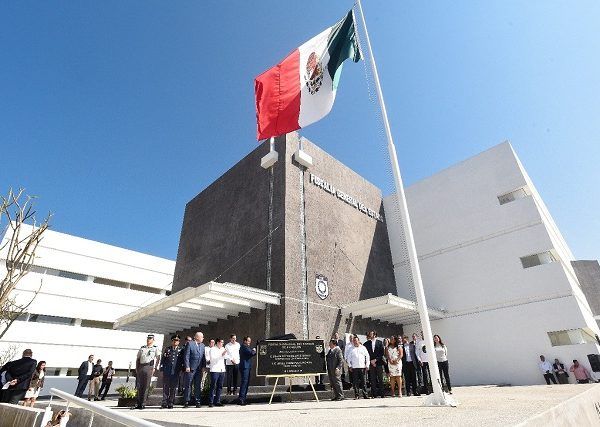 Tras develar una placa conmemorativa, el jefe de Ejecutivo local, junto con el fiscal Uriel Carmona Gándara recorrieron las modernas instalaciones de la FGE, donde se invirtieron 329 millones de pesos