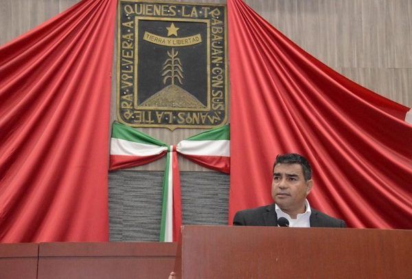 Recordó que al inicio de la 54 Legislatura presentó una denuncia ante la Fiscalía Anticorrupción en contra de la ex diputada, ya que se habían detectado los presuntos desvíos, que debían ser entregados al Instituto de Crédito para los Trabajadores al Servicio del Gobierno del Estado