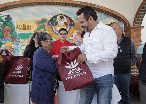 Precisó que es un apoyo a la economía familiar de los cuernavacenses y es consecuencia del cumplimiento del compromiso de transparencia y eficiencia en manejo de los recursos municipales. “Nos permitió jalar un poco más la cobija para hacer esta pequeña contribución”, señaló el alcalde