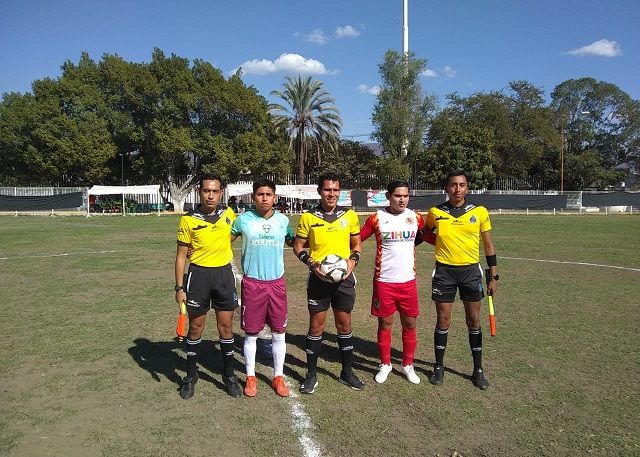 En un inicio el juego se trabó en media cancha, los dos equipos se estaban nulificando en sus avances, pero trascurriendo los minutos los anfitriones fueron imponiendo su condición de local