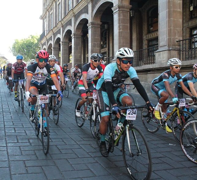 Fernando Martínez, de Talleres SEC, y Jaime Serna Pérez, director del Instituto del Deporte de Cuernavaca, se encargaron de dar el banderazo de salida a los más de 300 competidores de los diferentes municipios de Morelos y de los estados vecinos