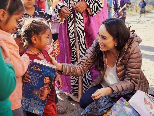 Acompañada de miembros del gabinete estatal, colaboradores y voluntarios, la titular del organismo resaltó que gracias al compromiso y respaldo de la ciudadanía, empresas socialmente responsables y dependencias de Gobierno, el DIF Morelos recolectó casi 13 mil juguetes que fueron entregados en los 36 municipios de la entidad