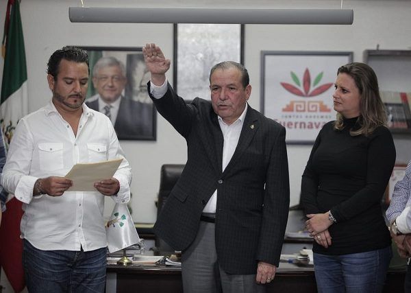 El alcalde Antonio Villalobos Adán hizo el anuncio y de inmediato le tomó la protesta de ley en un acto efectuado en la Oficina de la Presidencia Municipal -a puerta cerrada- y ante los miembros del Cabildo de Cuernavaca