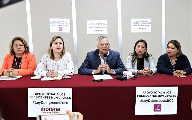 el diputado de Morena, Javier García Chávez, acompañado por sus compañeras de bancada, Alejandra Flores Espinoza, Elsa Delia González Solórzano y Ariadna Barrera Vázquez, además de la legisladora del PH, Cristina Xochiquetzal Sánchez Ayala