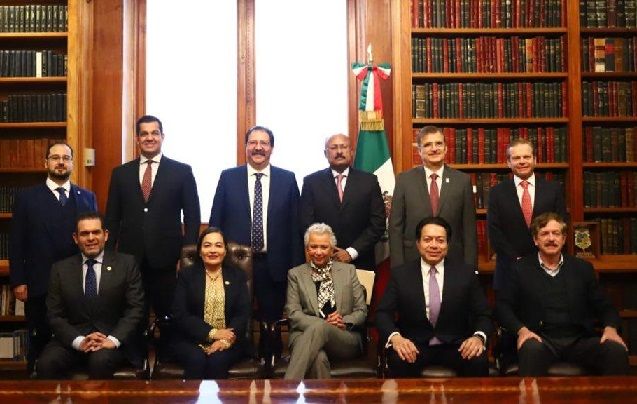 Reunidos en Palacio Nacional con la secretaria de Gobernación, abordaron los grandes retos que tiene el país, como; impulso a los programas sociales, disminución a las prerrogativas a los partidos políticos, fuero presidencial, entre otros