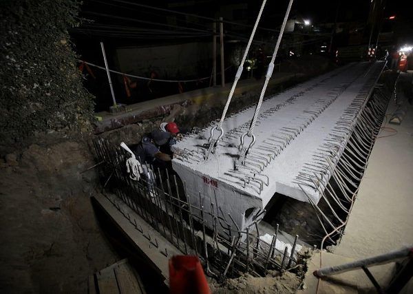 Programado para concluirse en el menor tiempo posible, constató -durante dos horas- la operación de las grúas, que colocaron las dos "ballenas" de la estructura principal