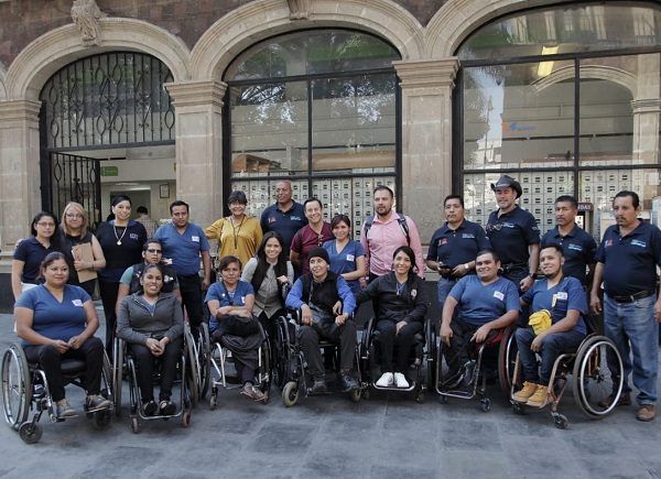 Al realizar un recorrido por el centro de Cuernavaca, acompañadas por personas con sillas de ruedas, verificaron las condiciones de accesibilidad o no para este sector de la población