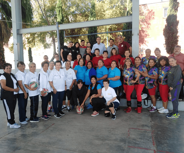 De paso entregaron reconocimientos a quienes dieron los primeros pasos en esta disciplina de Cachibol en la ciudad de Cuernavaca, que fueron ovacionadas por quienes puntuales se dieron cita en el Parque Denver de Lomas Ahuatlán