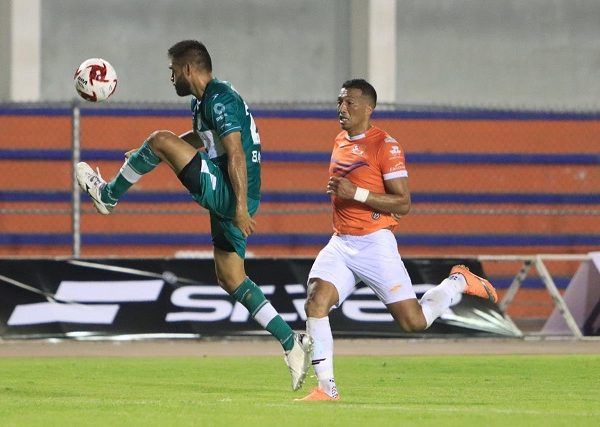 Los visitantes sorprendieron y rápidamente se adelantaron en el marcador. Gustavo Ramírez demostró su capacidad e inteligencia al bajar un balón dentro del área y cederlo a Rodrigo Bassani, quien con parte interna venció a Miguel Fraga para poner el 0-1. Era el minuto 12