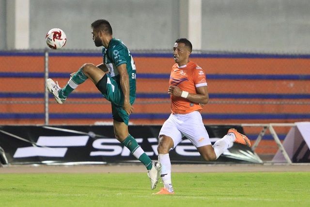 Los visitantes sorprendieron y rápidamente se adelantaron en el marcador. Gustavo Ramírez demostró su capacidad e inteligencia al bajar un balón dentro del área y cederlo a Rodrigo Bassani, quien con parte interna venció a Miguel Fraga para poner el 0-1. Era el minuto 12