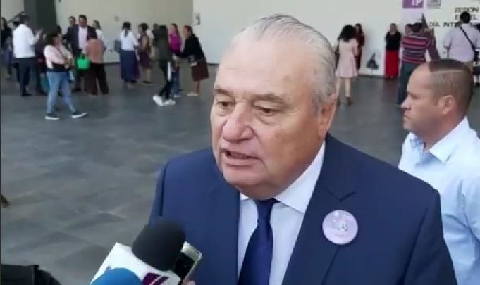 Agregó que no hay ningún proceso en su contra ni se ha dicho su nombre en el llamado “Caso Primavera”, que el titular la Unidad de Investigación Financiera (UIF) de la Secretaría de Hacienda, Santiago Nieto, reveló detalles del “Casos Primavera”, presentó sobre depósitos por casi 700 millones de pesos a una cuenta de un banco Suizo, en el que estaría involucrado un jefe de la Oficina de la Gubernatura, que se presume es el funcionario morelense y amigo del gobernador Cuauhtémoc Blanco Bravo